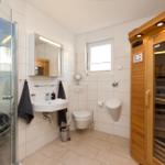 Bad mit Dusche, Waschbecken, Toilette und Sauna