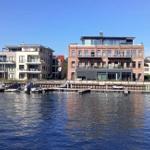 Hafen mit Booten und modernen Gebäuden am Ufer