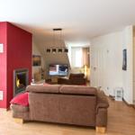 Wohnzimmer mit Sofa, Kamin und Fernseher