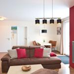Wohnzimmer mit Sofa, Kamin und Essbereich