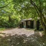 Holzhaus im Wald mit Lichtdurchflutetem Hof