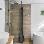 Badezimmer mit Dusche, Badewanne und Waschbecken