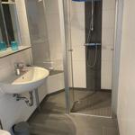 Badezimmer mit Dusche, Waschbecken und Toilette.