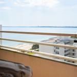 Balkon mit Meerblick auf Strand und Gebäude