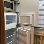 Kühlschrank mit Mikrowelle und Fenster im Hintergrund