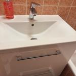 Waschbecken mit Spiegel und Handtuchhalter