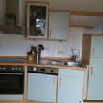 Komplett ausgestattete Küche mit Spülmaschine, Kühlschrank mit Gefrierfach, Elektroherd mit Cerankochfeld, Wasserkocher, Padmaschine,...