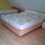 Großes Schlafzimmer mit Doppelbett, Einzelbett und Kleiderschrank