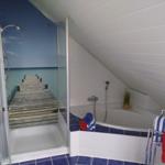 Bad mit Dusche und Badewanne