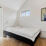 Schlafzimmer mit Bett, Fenster und Wandbild.