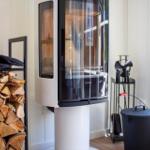 Moderne Kaminanlage mit Holzstapel und Feuerzeug im Raum.