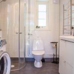 Badezimmer mit Dusche, Toilette und Waschmaschine