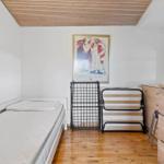 Schlafzimmer mit Matratze, Schlafwagen und Holzboden.
