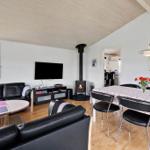 Wohn- und Essbereich mit Sofa, Esstisch, Kamin und TV.
