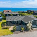 Moderne Strandvilla mit Garten und Blick auf das Meer.