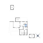 Funktionaler Grundriss mit Küche, Schlafzimmer und Badezimmer sowie zwei Schuppen.