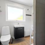 Badezimmer mit Toilette, Waschbecken und Dusche