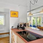 Küche mit Arbeitsplatte, Kaffeemaschine und Blick auf Garten