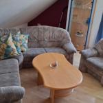 Sofa mit Sessel im Wohnraum