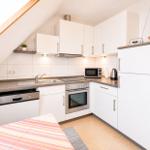 Küchenzeile mit Backofen und Geschirrspülmaschine...