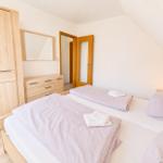Elternsclafzimmer mit Schrank...