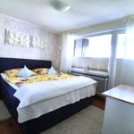 Schlafzimmer - großes Fenster und Tür zum Balkon