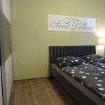 Schlafzimmer mit Bett, Wandbild und Nachttisch