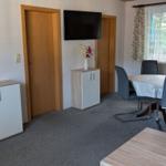 Wohnzimmer mit TV und Essecke