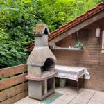 Holzkohlegrill auf der Hochterrasse