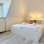 Schlafzimmer mit Bett, Fenster und Heizkörper