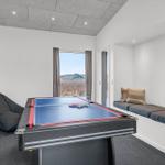 Raum mit Tischtennisplatte, Sitznische und Fensterblick
