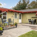 Haus mit Terrasse, Garten und Sitzgelegenheiten. Außenbereich mit Tisch und Stühlen.