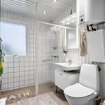 Badezimmer mit Dusche, Waschbecken und Toilette. Fenster, Spiegel und Handtuchhalter sichtbar.