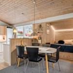 Küche mit Essbereich und Schlafplatz im Holzhaus.