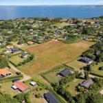 Luftbild von Ferienhäusern mit Blick auf das Meer