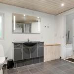 Badezimmer mit Waschbecken, Toilette und Blick in die Badewanne.
