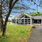 Moderne Villa mit großem Garten, Terrasse und Grillplatz. Blick auf den Strand.