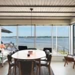 Esszimmer mit Blick auf Wasser und Terrasse