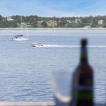 Vom Balkon aus Blick auf das Wasser mit Booten und Uferhäusern.