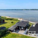 Modernes Haus mit Terrasse direkt am Wasser