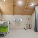 Badezimmer mit Dusche, Waschmaschine und Fenster
