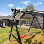Haus mit Spielplatz und Terrasse im Garten