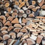 Vorrat an gespaltenem Brennholz für gemütliche Abende im Freien.