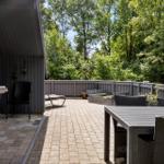 Terrasse mit Sitzgelegenheiten und Blick in den Wald.