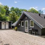 Moderne Holzhütte mit Terrasse, Grillbereich und Garten. Ideal für Urlaub mit Familie.