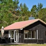 Holzhaus mit Terrasse, Grill und Garten im Wald