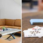 Lounge mit Ledersofa und Spielautomat. Tisch mit Karten und Obst.