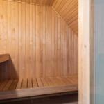 Holzsauna mit Sitzbank und Bodenbänken
