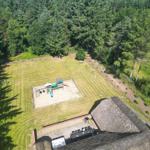 Haus mit großem Garten, Spielplatz und Grillplatz im Wald