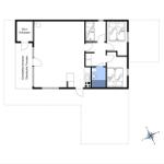 Wohnung mit drei Schlafzimmern, Küche und Bad. Überdachte Terrasse und Schuppen.